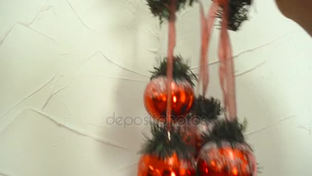 女孩挂在白色墙壁圣诞节装饰 — 图库视频影像