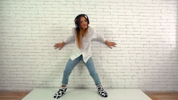 Szczęśliwa Młoda Dziewczyna Muzyce Słuchawkami Zabawy Słuchania Tle Ściany Biały — Wideo stockowe