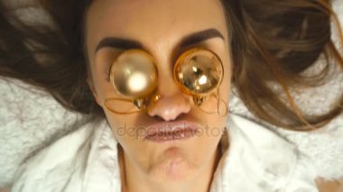 komik Noel topları ona kızla Hamming gözleri