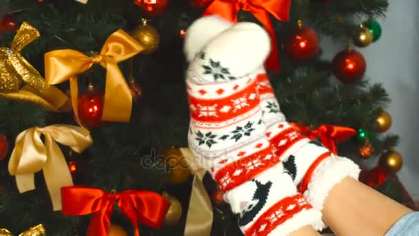 Mädchen in lustiger Socke mit Ornament am Weihnachtsbaum — Stockvideo