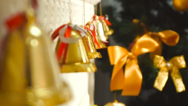 Chica con hermoso toque manicura campanas de Navidad — Vídeos de Stock