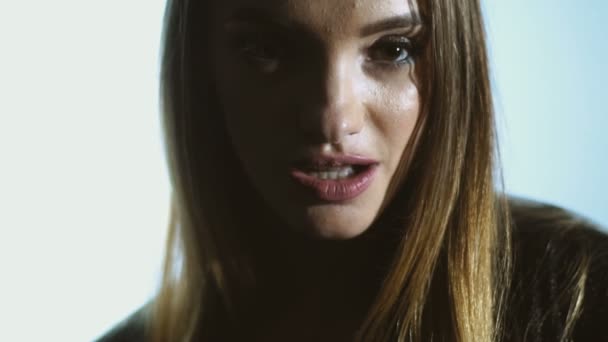 Jovem Sexy Menina Olha Para Câmera Mantém Língua Seus Lábios — Vídeo de Stock