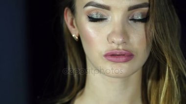 parlak makyaj güzel kadınlarla gözlerini açar ve kamera seksi görünüyor yakın çekim