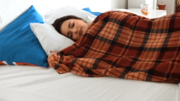 Niedliche Junge Brünette Schläft Bett Unter Den Decken Verschwimmen Hintergrund — Stockvideo