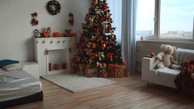 genç esmer güzel bir Noel ağacı yakınındaki bir pencereye yürür ve evde Perdeleri kapatır