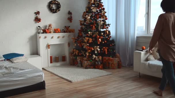 Mladá Dívka Bere Oranžová Umístí Ovoce Poblíž Vánoční Stromeček Doma — Stock video