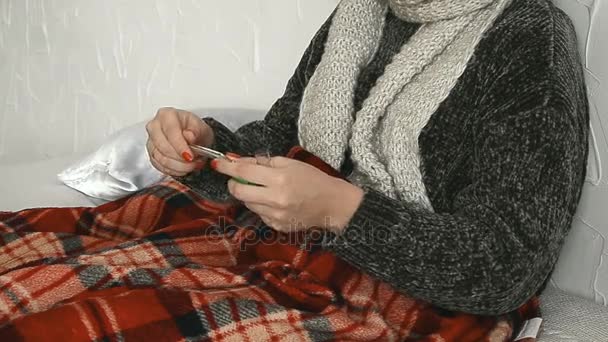 Vrouw Een Trui Met Een Thermometer Hand Liggend Het Bed — Stockvideo