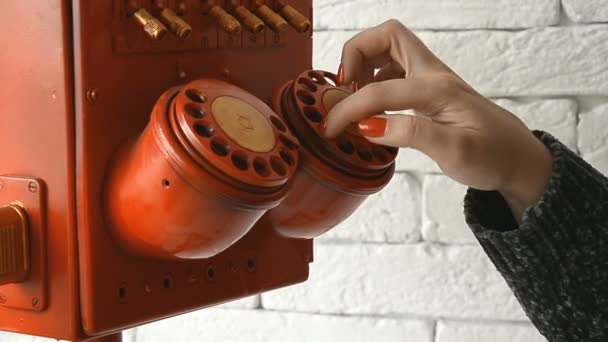 一个女人用复古的红色电话拨号 — 图库视频影像