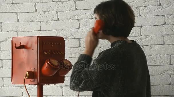 Una Donna Con Quadranti Dei Capelli Corti Retrò Telefono Rosso — Video Stock