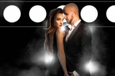 Cinsel şık çift studio poz aşık