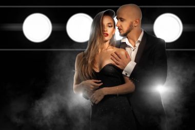poz ve takım elbise ve d sarılma aşık fashioable genç Çift