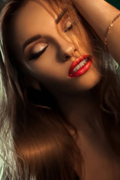 Közelről piros ajkak és zárt ey gyönyörű nő portréja — Stock Fotó