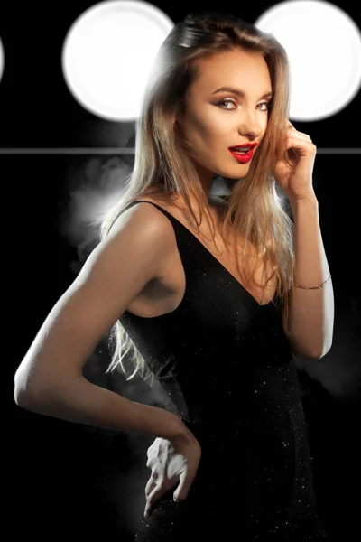 Giovane ragazza allegra in abito nero alla moda con labbra rosse sorride su — Foto Stock
