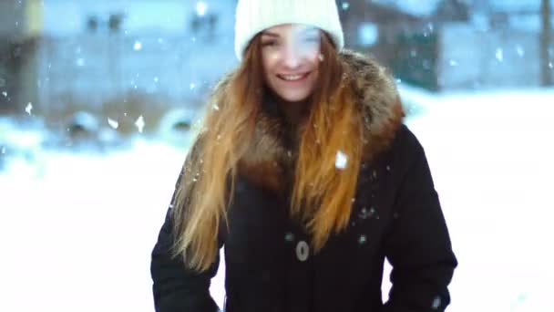 Menina Alegre Inverno Fora Uma Tempestade Neve Posando — Vídeo de Stock