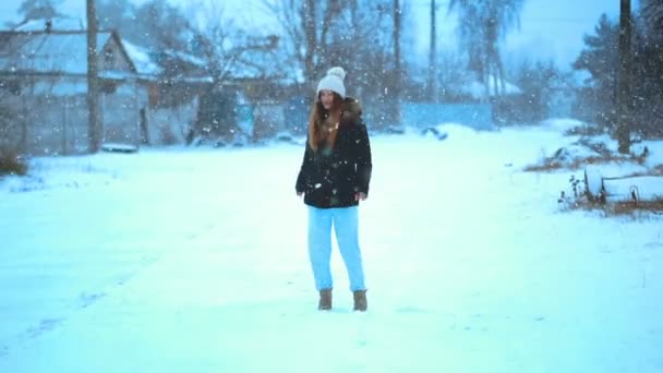 滑稽的女孩在冬天外面在暴风雪冒充 — 图库视频影像