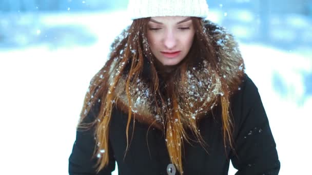 Jolie Fille Hiver Promenades Extérieur Seul — Video