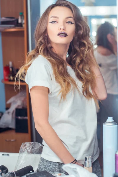 Mooi jong meisje met magenta lippen en krullend kapsel posin — Stockfoto
