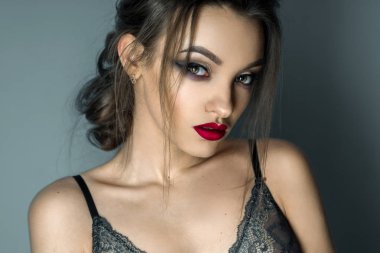 güzel genç süpürgeye ile portresi gri sutyen makyaj