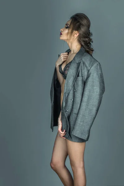 Hermosa chica solo en chaqueta gris y ropa interior con buena marca —  Fotos de Stock