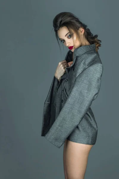 Menina bonita apenas na jaqueta cinza com boa maquiagem e cabeludo — Fotografia de Stock