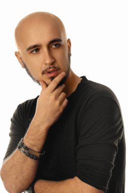 Studio poz ve bir kenara seyir yakışıklı tıraşsız maço adam 