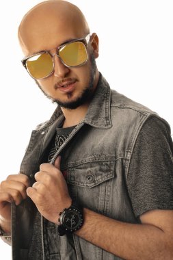 Tıraşsız yakışıklı kameraya bakarak güneş gözlüğü