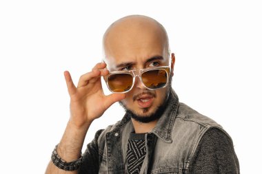 Glamour adam uzakta onun elinde güneş gözlüklü bakan tıraşsız