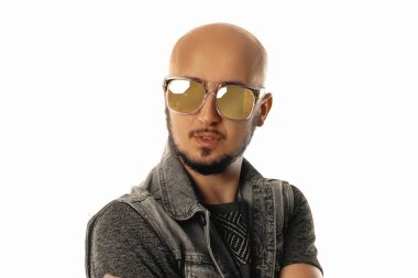 Tıraşsız glamour adam uzakta seyir güneş gözlüğü 