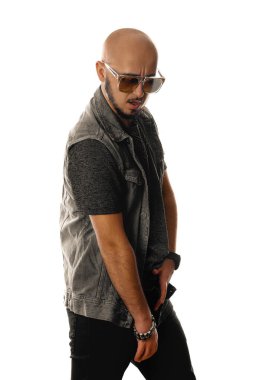 Sıcak maço studio poz ve uzakta o ile seyir güneş gözlüğü