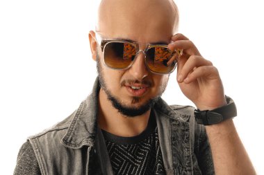 yakışıklı maço erkek güneş gözlüğü sungla kamera bakıyor