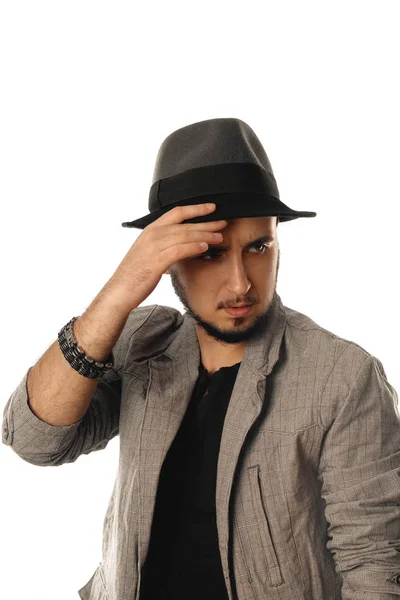 De jonge man glamour in hoed en jas op zoek weg — Stockfoto