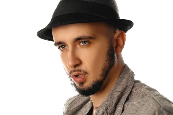 Portret van de jonge knappe man in hat en jas lookin close-up — Stockfoto