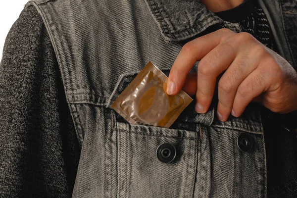 Uomo esce un preservativo della sua tasca — Foto Stock