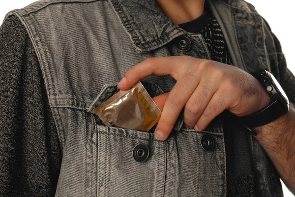 Uomo esce un preservativo della sua tasca — Foto Stock