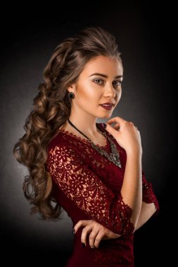 Sevimli genç kız güzel kıvırcık saç modeli ile 