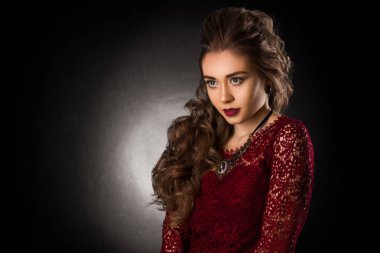 Sevimli genç kız güzel kıvırcık saç modeli ile 