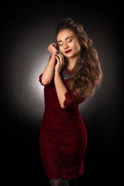 Sevimli genç kız güzel kıvırcık saç modeli ile 