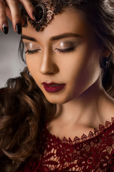 Jovem encantadora com belo penteado encaracolado — Fotografia de Stock