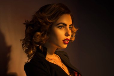 Kırmızı dudaklar genç kıvırcık bayanla 