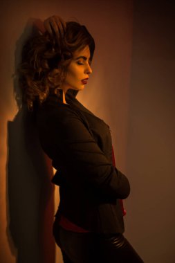 Kırmızı dudaklar genç kıvırcık bayanla 