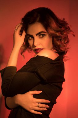 Çok güzel genç bir bayanla kıvırcık saç modeli ve kırmızı dudaklar 