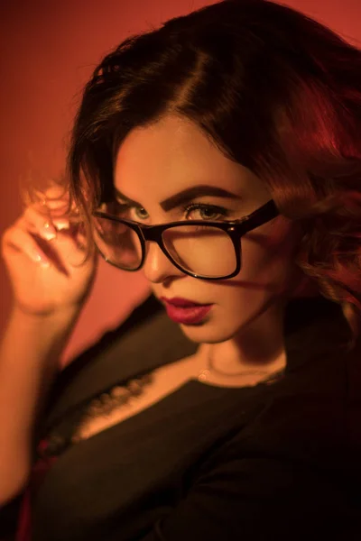 Sexy joven secretaria en gafas y labios rojos — Foto de Stock