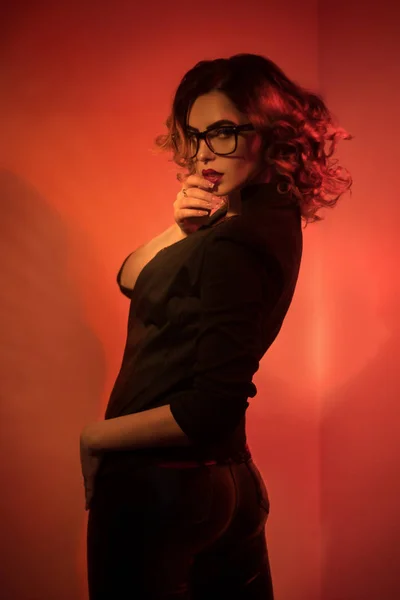 性感年轻的秘书在眼镜和红唇 — 图库照片