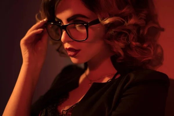 Sexy joven secretaria en gafas y labios rojos — Foto de Stock