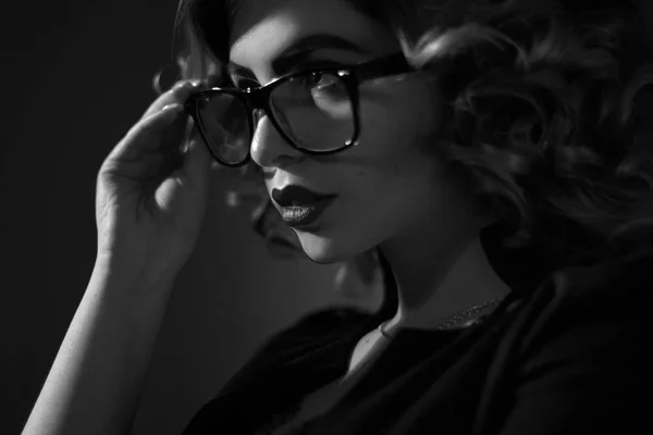 Foto en blanco y negro de Sexy joven secretaria en gafas y cur — Foto de Stock