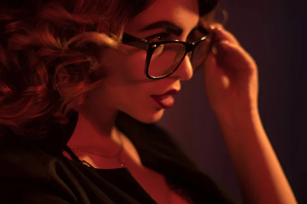 Sexy joven secretaria en gafas y labios rojos —  Fotos de Stock