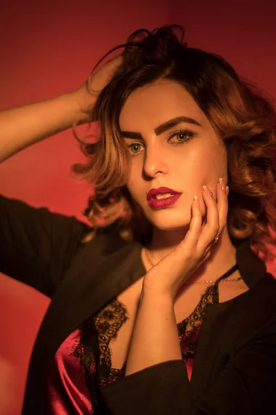 Heiße junge Frau mit roten Lippen und lockiger Kurzhaarfrisur — Stockfoto