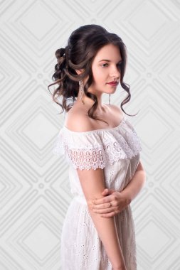 Genç tatlı esmer güzel saç modeli ile