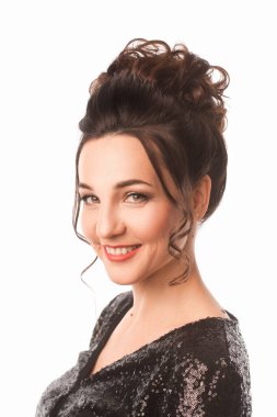 Güzel saç modeli ile büyüleyici yetişkin esmer 