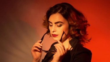 Seksi genç Sekreteri gözlük ve kırmızı dudaklar